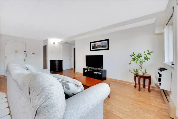 Middle Village, NY 11379,72-29 Metropolitan AVE #3D