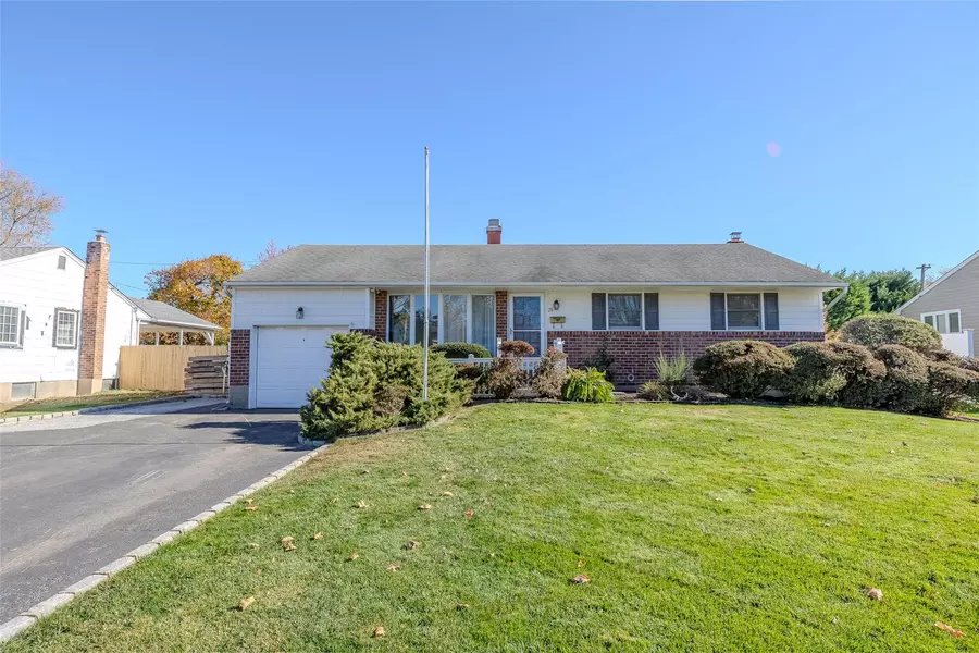 28 Hayrick LN, Commack, NY 11725