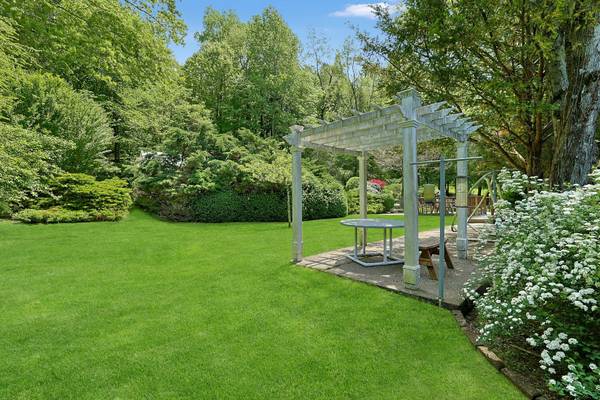 Thornwood, NY 10594,57 Virginia LN