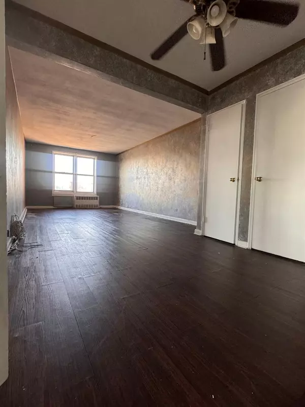 Elmhurst, NY 11373,84-20 51 AVE #6L