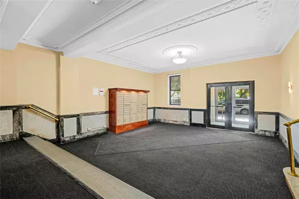 Kew Gardens, NY 11415,83-64 Talbot Street #3B