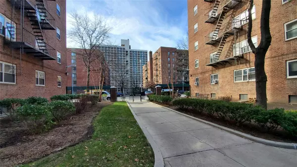 Flushing, NY 11355,44-69 Kissena BLVD #2P