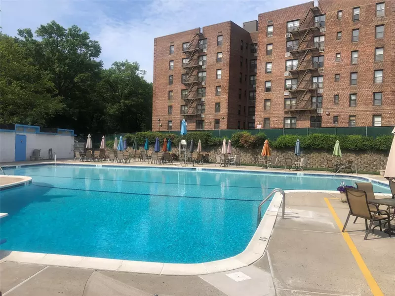 226-26 Union Turnpike #2K, Oakland Gardens, NY 11364