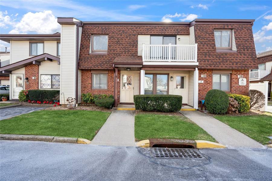 20 W Cambridge DR #20, Copiague, NY 11726