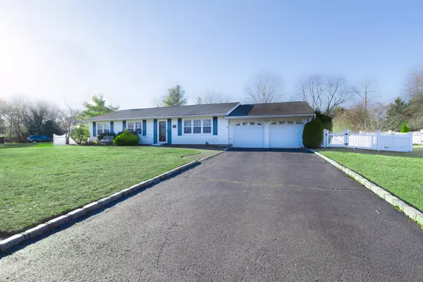 Smithtown, NY 11787,14 Hemlock LN