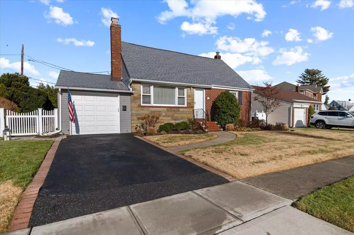 Syosset, NY 11791,48 Lewis LN