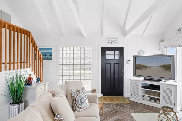 Westhampton Beach, NY 11978,132 Point RD