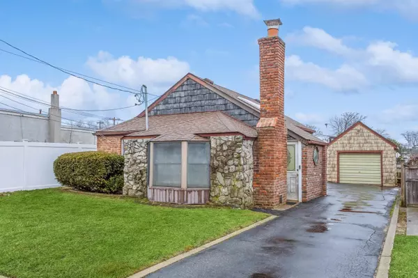 2275 Townsend RD, Seaford, NY 11783