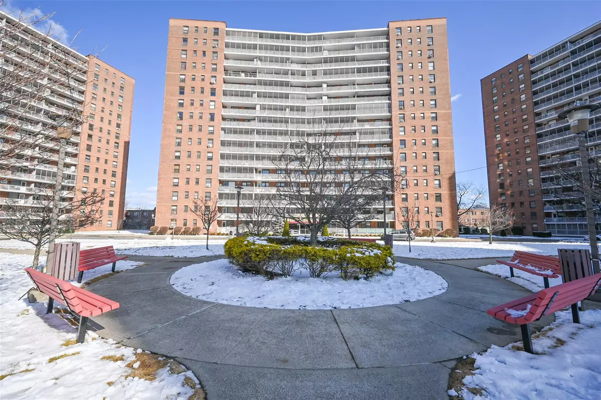 Rego Park, NY 11374,61-45 98 ST #15K