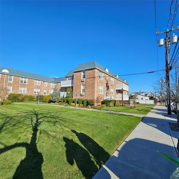 Lynbrook, NY 11563,75 Noble ST #205