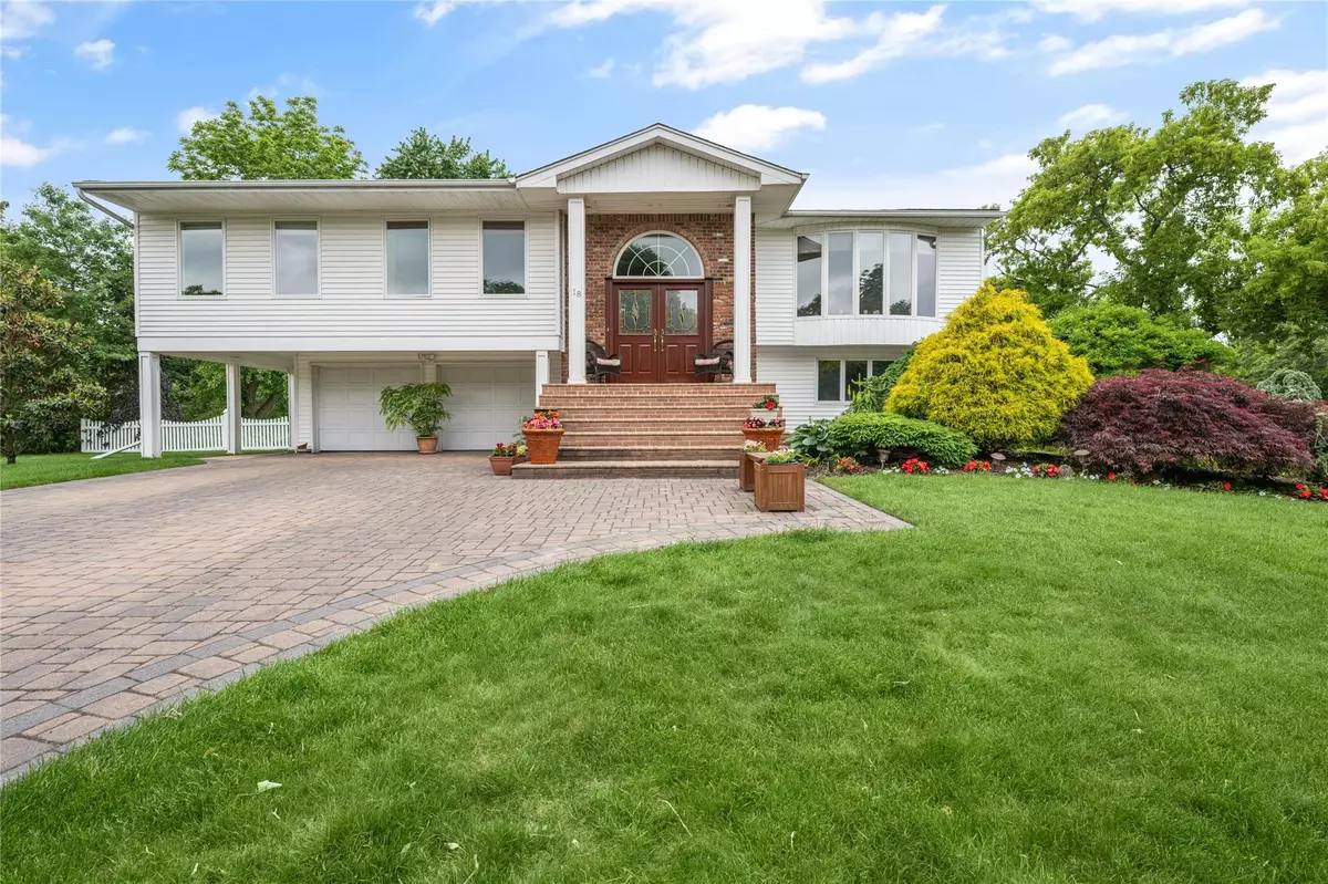 Commack, NY 11725,18 Peppermint RD