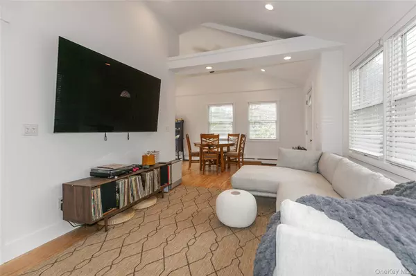 Hampton Bays, NY 11946,7 Suffolk RD