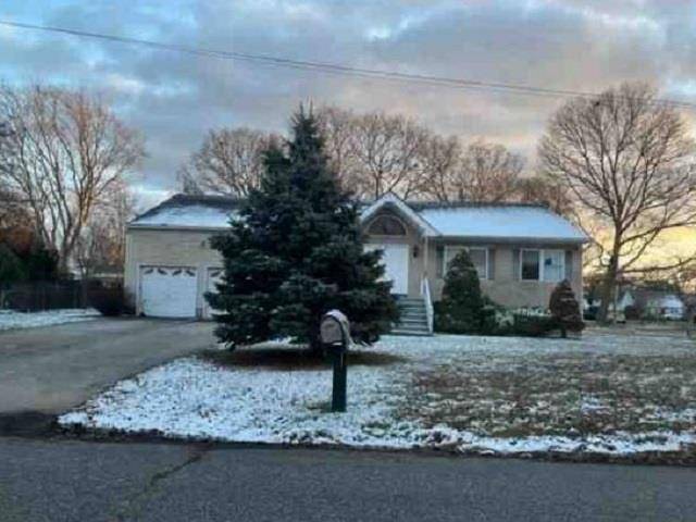 2 PALMETTO DR, Shirley, NY 11967