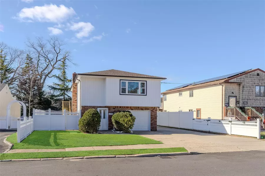 273 N 6th ST, Lindenhurst, NY 11757