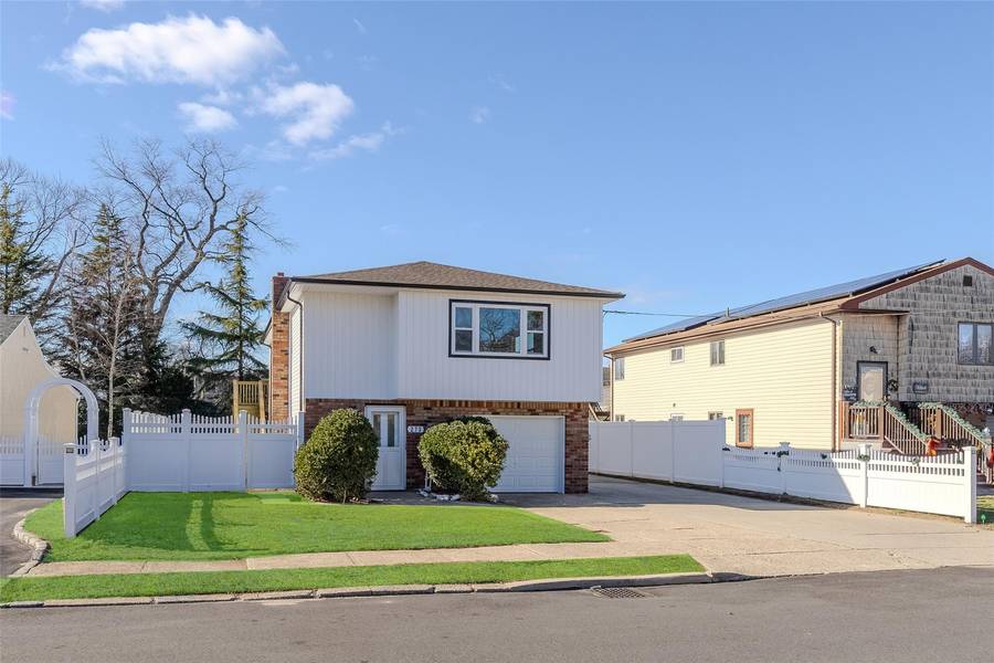 273 N 6th ST, Lindenhurst, NY 11757