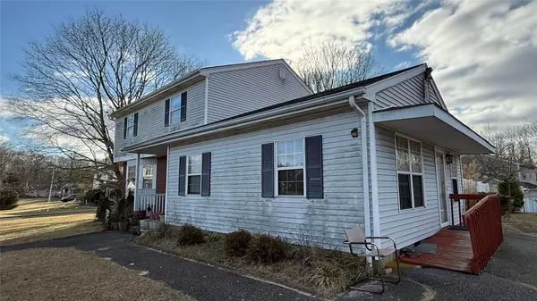 Coram, NY 11727,2 Wren LN