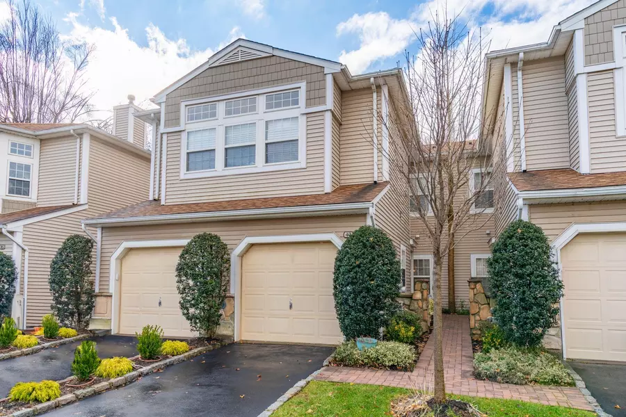 40 Sagamore DR, Plainview, NY 11803