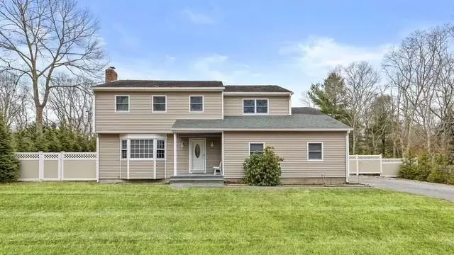 39 Sherwood RD, Hampton Bays, NY 11946