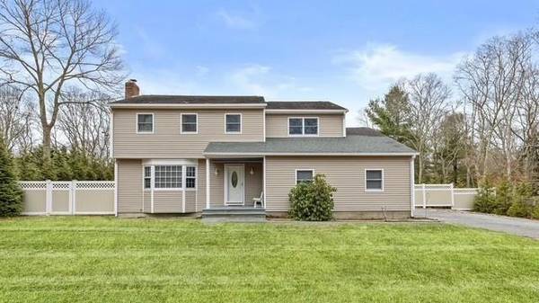 39 Sherwood RD, Hampton Bays, NY 11946