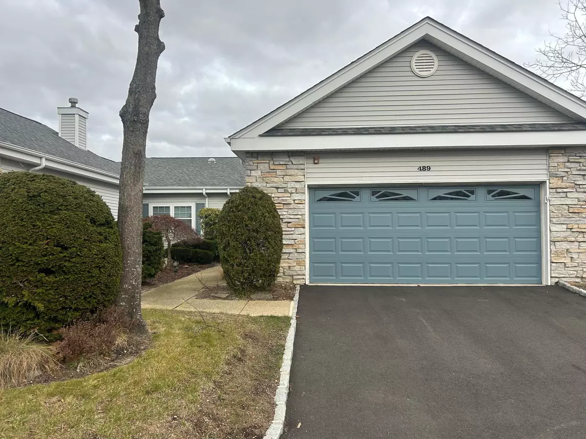 Center Moriches, NY 11955,489 Woodscreek CT