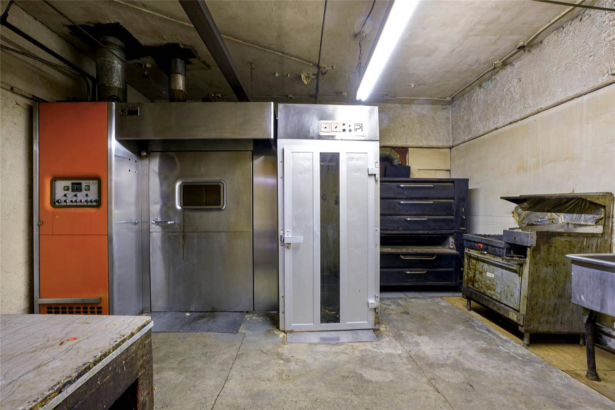 Ridgewood, NY 11385,55-01 Metropolitan