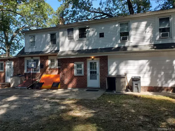 Ridge, NY 11961,10 Sally LN