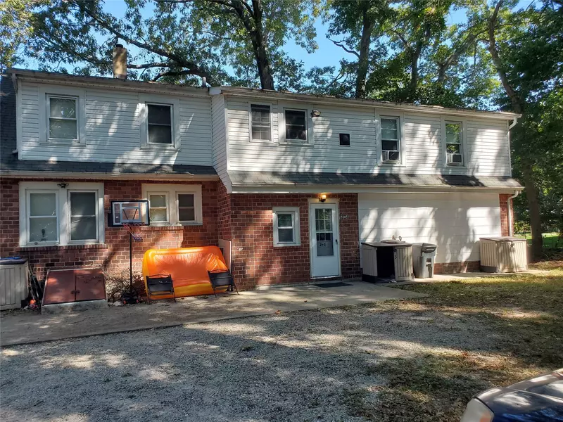10 Sally LN, Ridge, NY 11961
