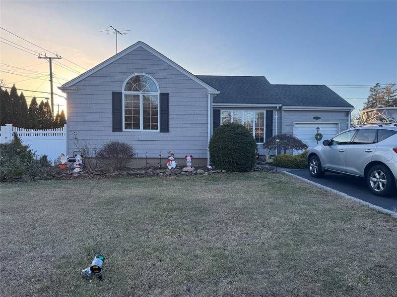 301 7th ST, Lindenhurst, NY 11757