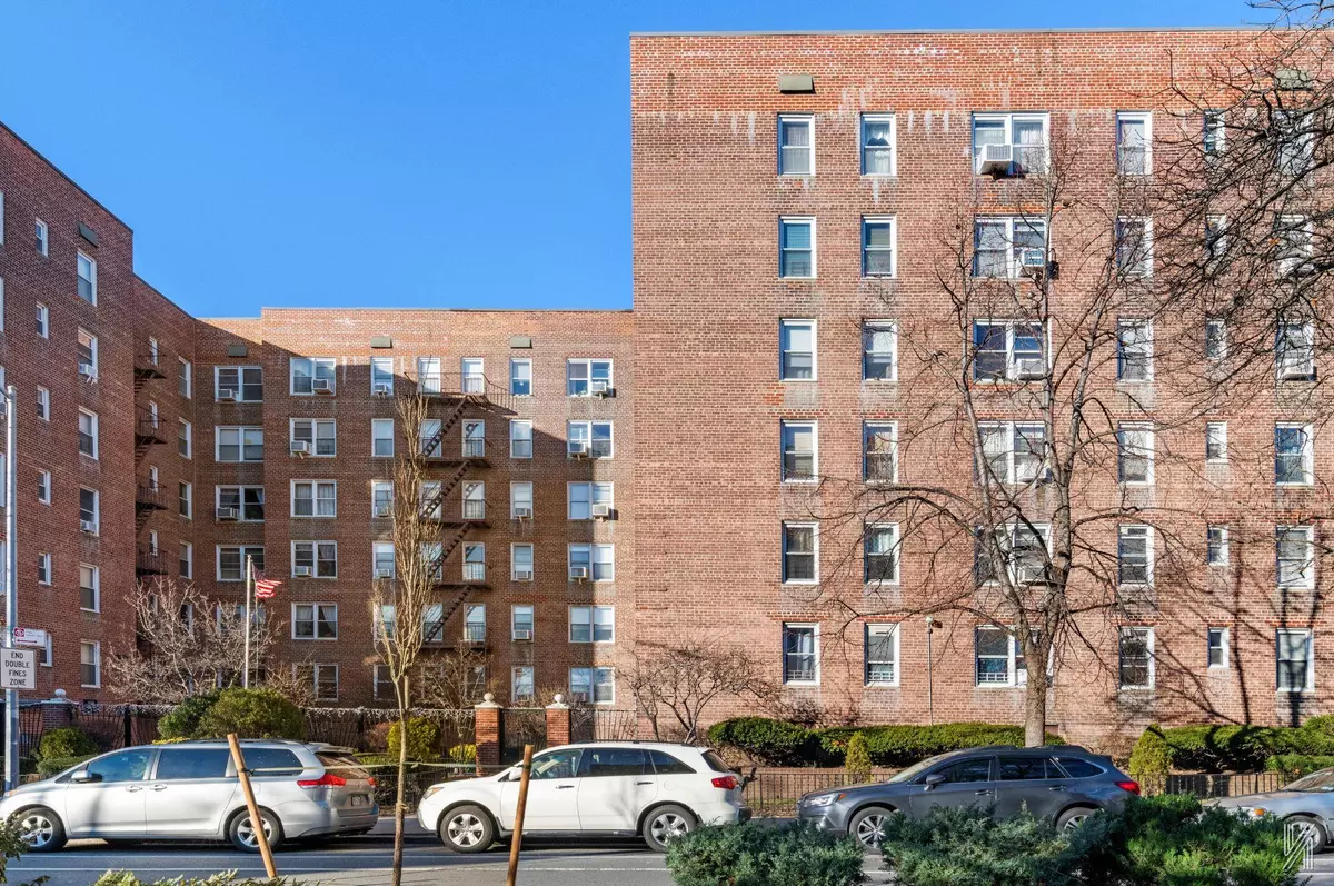 Jackson Heights, NY 11372,33-44 93rd ST #1M