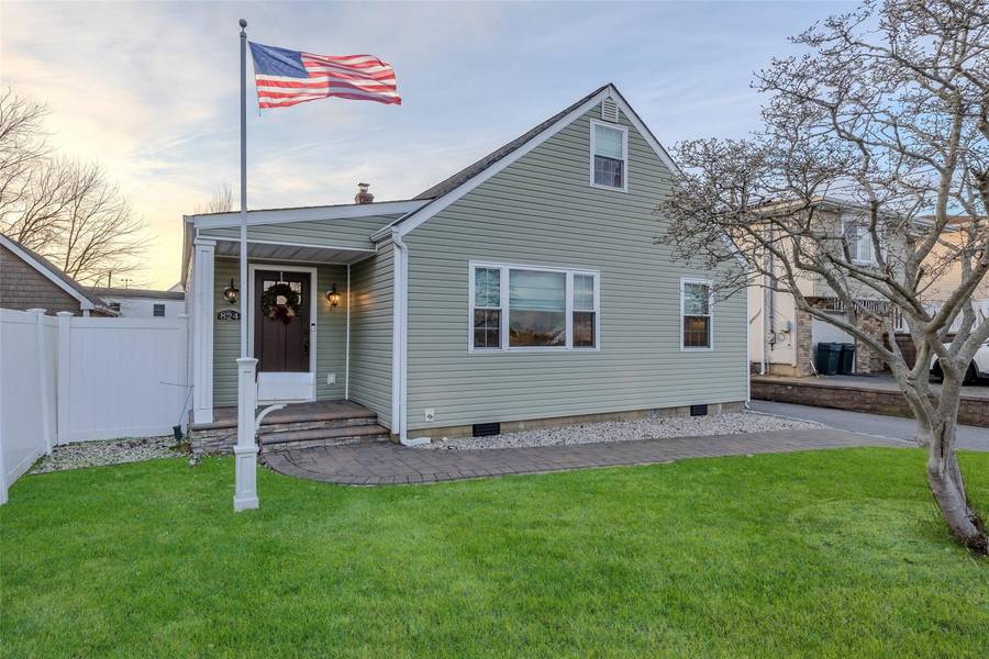 824 Venetian BLVD, Lindenhurst, NY 11757