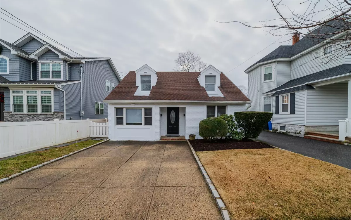 East Rockaway, NY 11518,79 Mill River AVE #upper