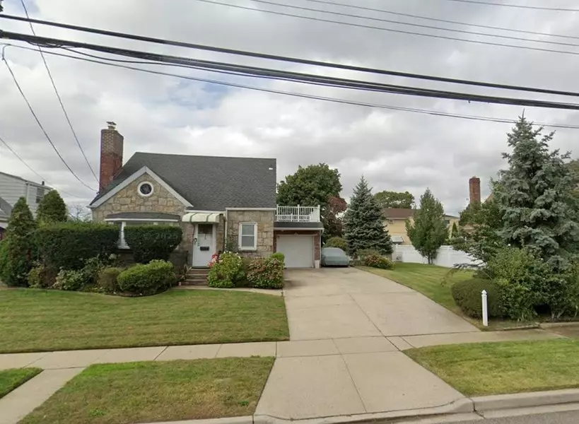 215 Leonard BLVD, New Hyde Park, NY 11040