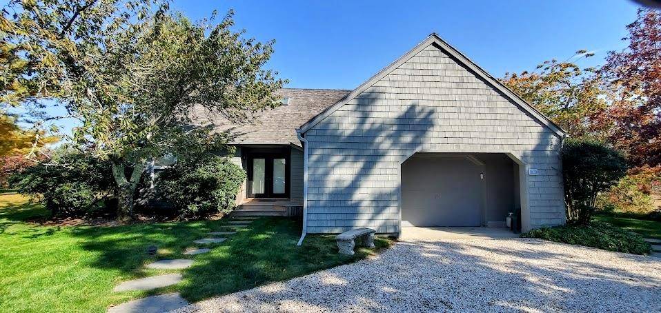 70 Huckleberry LN, East Hampton, NY 11937