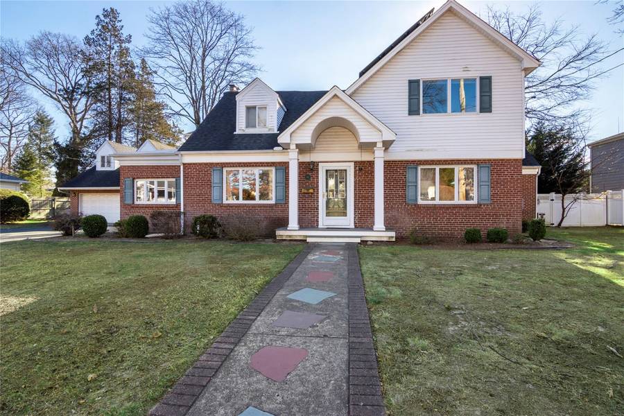 82 Ketewamoke AVE, Babylon, NY 11702