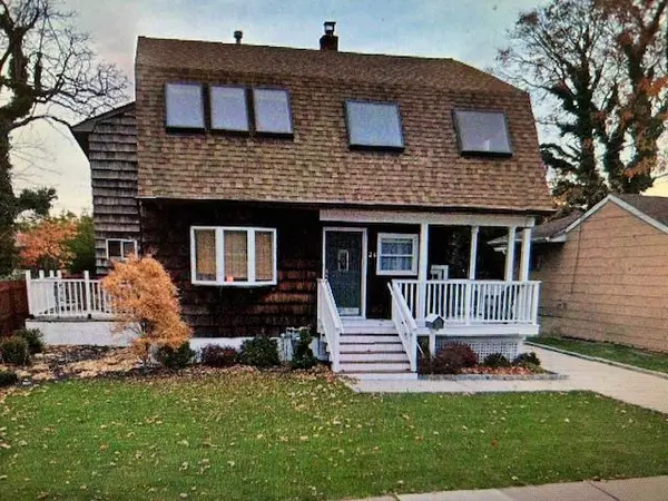 Merrick, NY 11566,26 Princeton PL