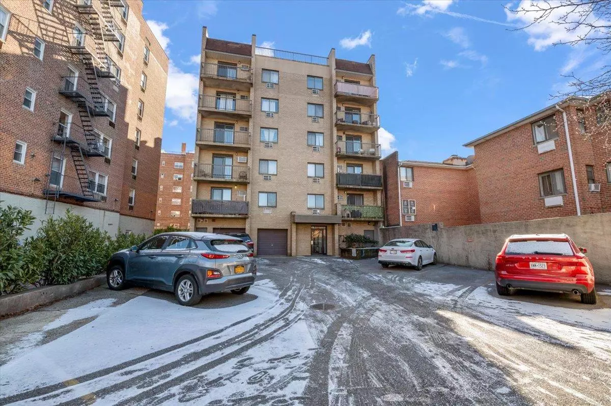 Briarwood, NY 11435,135-08 82nd ST #502