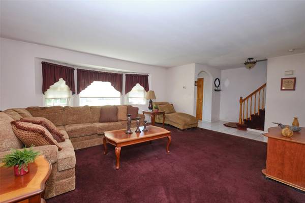 Floral Park, NY 11001,225 Oak ST