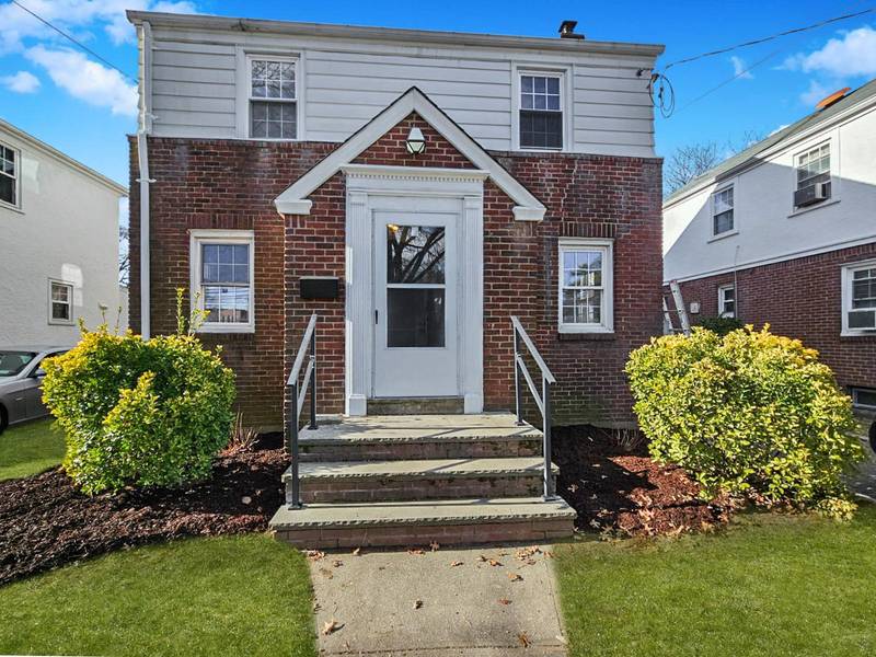 28 Landau AVE, Floral Park, NY 11001