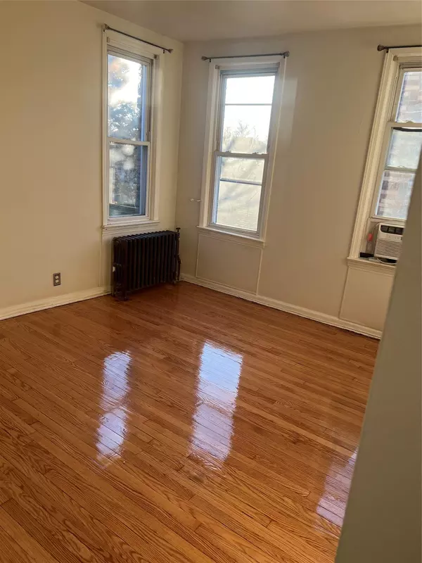 Glendale, NY 11385,72-18 INDIANA AVENUE #2