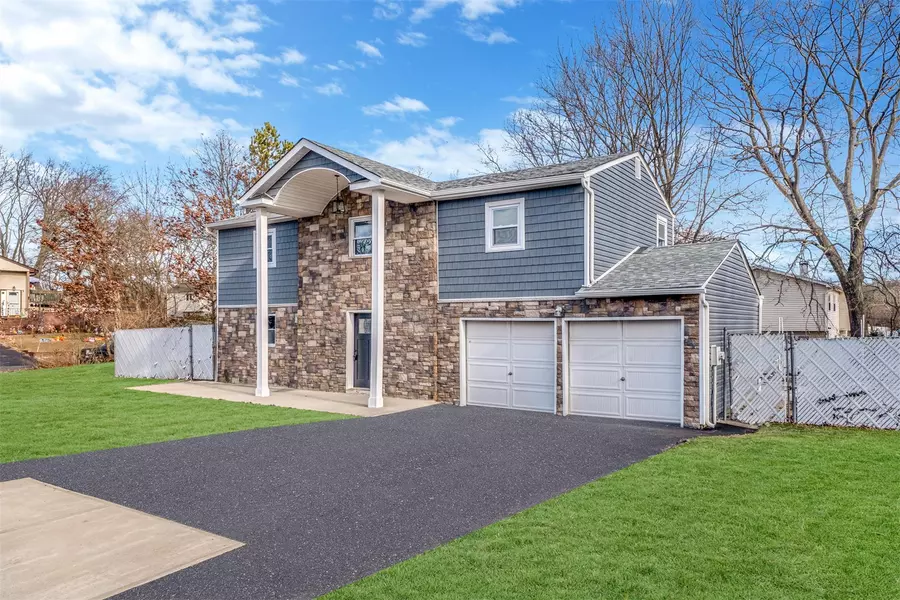 1 Linden ST, Coram, NY 11727