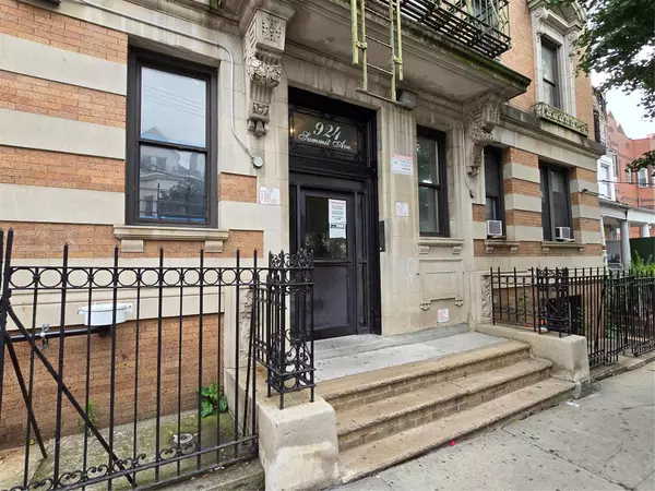 924 Summit Avenue Bronx, NY 10452 AVE #1B, Bronx, NY 10452