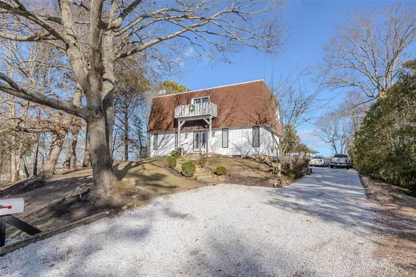 Hampton Bays, NY 11946,8 Fort Hill RD