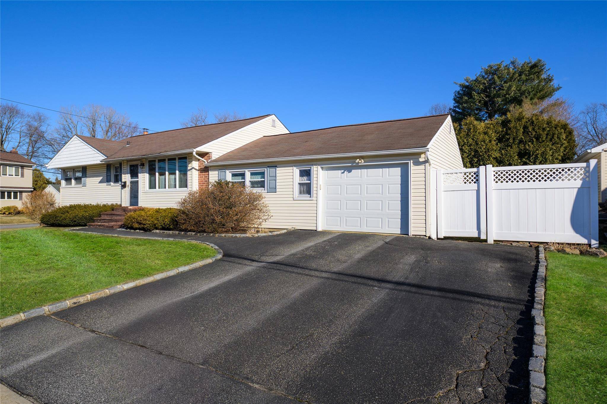27 1/2 Greenway DR, Syosset, NY 11791