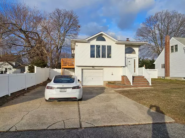 Lindenhurst, NY 11757,390 37th ST