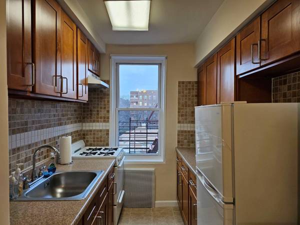 84-25 118 ST #6E, Kew Gardens, NY 11415