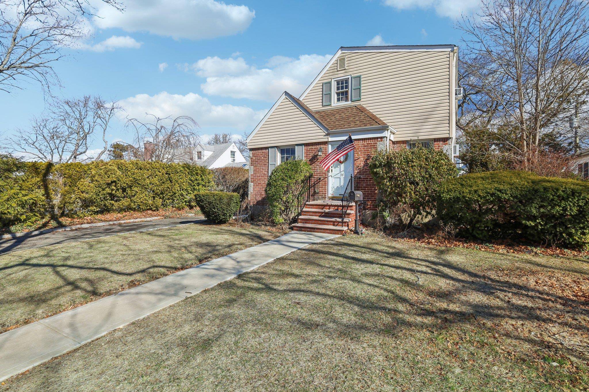 New Hyde Park, NY 11040,34 Yale BLVD