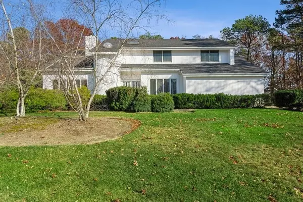 16 Rolling Hills DR, Smithtown, NY 11767