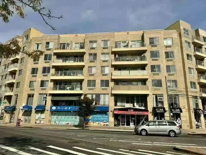 81-15 Queens Blvd, Elmhurst, NY 11373