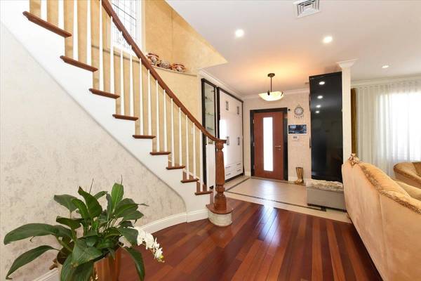 Fresh Meadows, NY 11366,73-28 179th Street