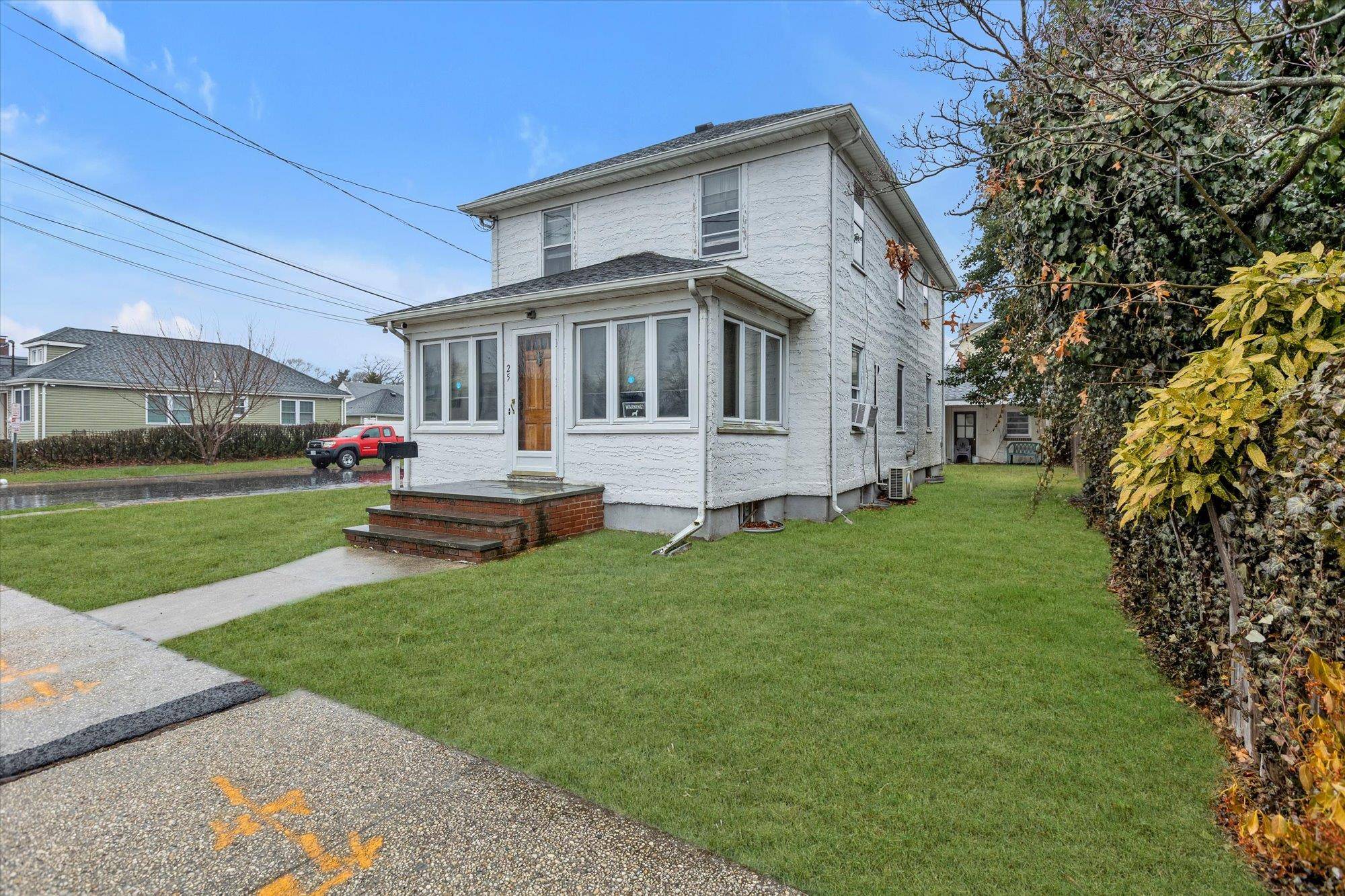 25 Roosevelt ST, Bay Shore, NY 11706